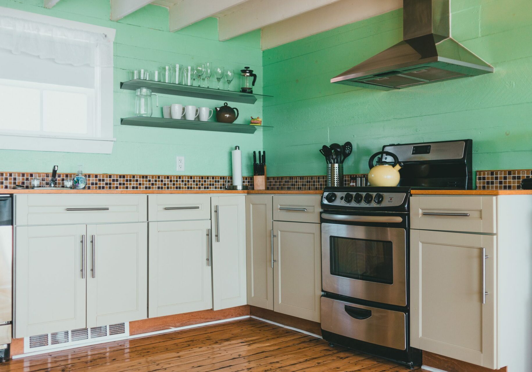 pexels-erik-mclean-8266851